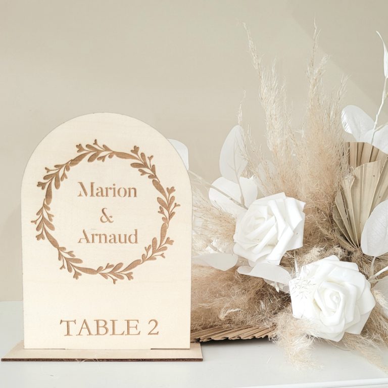 Numéro table bois personnalisé mariage