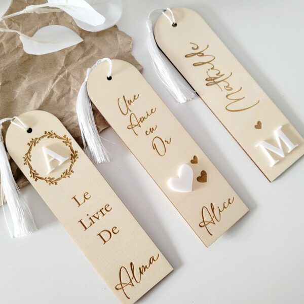Marque Page en Bois Gravé et Plexiglass Blanc