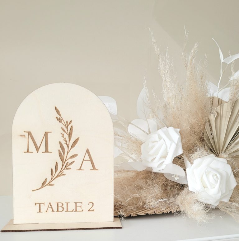 Numéro table bois personnalisé mariage