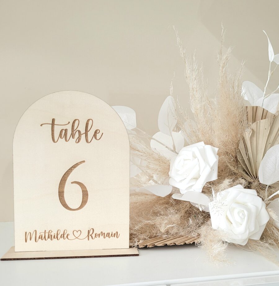 Numéro table bois personnalisé mariage