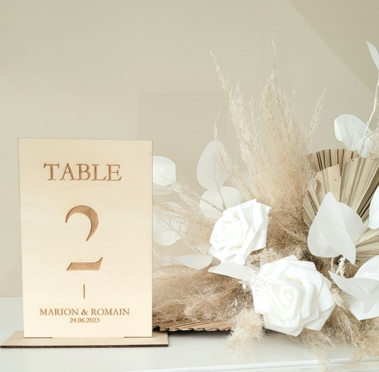 Numéro table bois personnalisé mariage