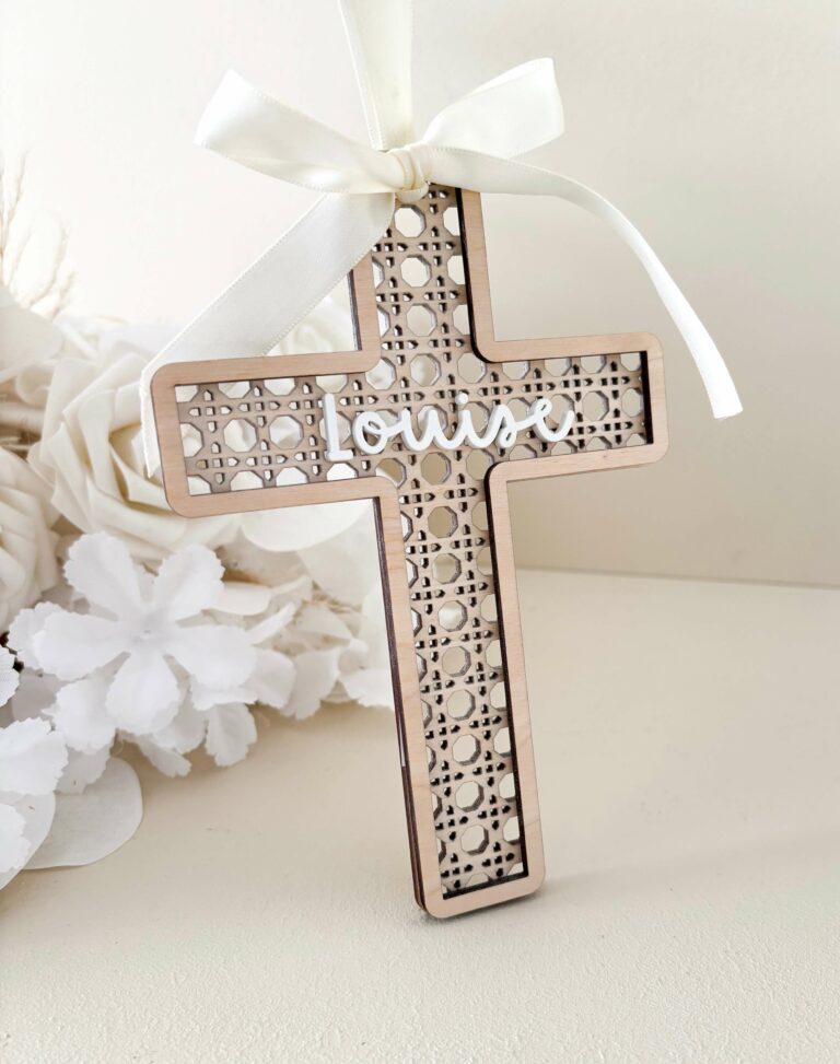 Croix religieuse baptême personnalisée