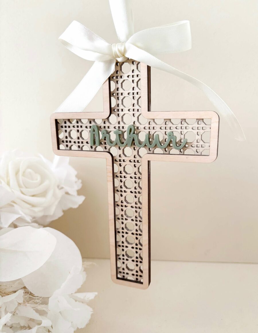 Croix religieuse baptême personnalisée